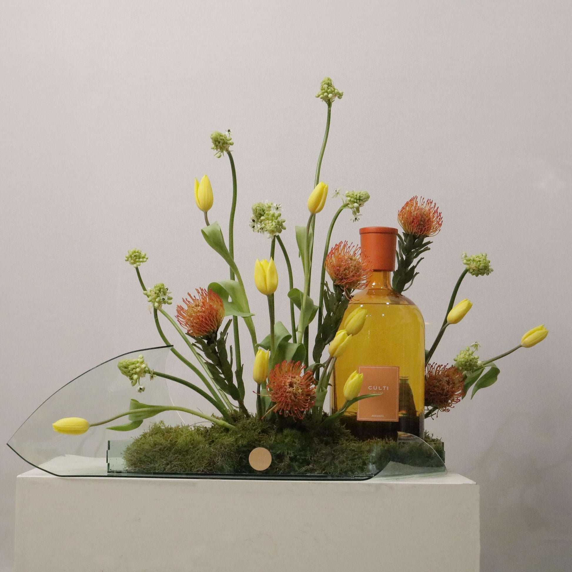 Luxurious floral arrangement with Tulips and Ornithogalum in a custom leaf tray, featuring Color Gift Aramara elegance.