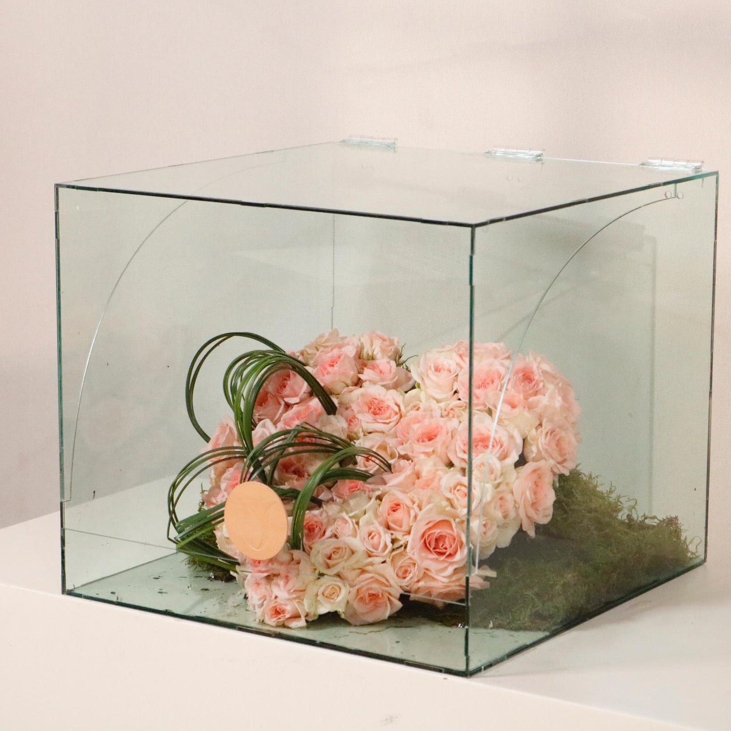 Corazon De Flores luxury handcrafted rose heart glass gallery case premium anniversary gifting Kuwait Vitali Concept