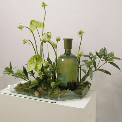 Culti Verde Gift Tray with 4,300ml diffuser and floral arrangement on a leaf-shaped plexiglass tray for a luxurious scent experience.