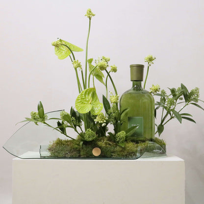 Culti Verde Gift Leaf Tray featuring a 4,300ml diffuser and floral arrangement on a leaf-shaped plexiglass base.