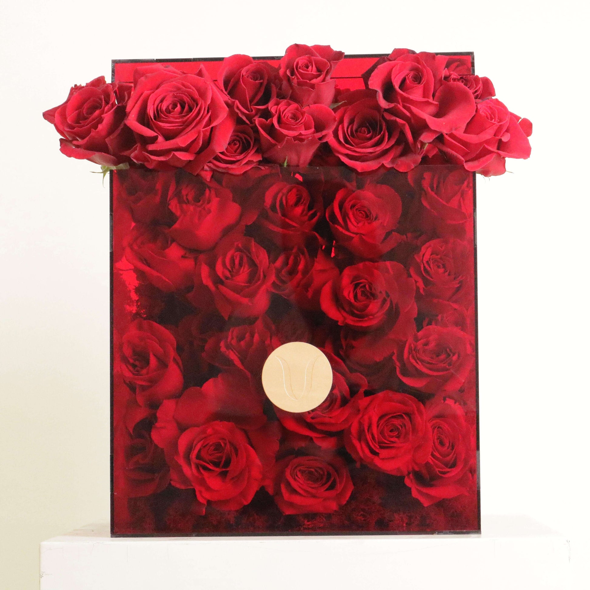 Luxurious box with Royal Roses, perfect for anniversaries and romantic gifts. Elegant red roses arranged beautifully inside the box.